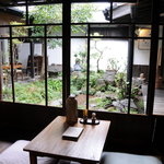 速魚川 - 店内より中庭を眺める