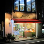 サンブロン - サティの裏手にある洋菓子店「サンブロン」。