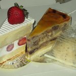 サンブロン - 「しょーとけーき(\368)」＆「しっとりケーキ(\294)」＆「もちもちシュー ゴマ(\105)」。