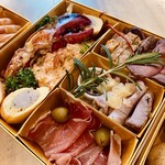 ブラッスリー エール - 奥からオマールとスモークサーモンのポテサラ、ミートローフ、国産牛ローストビーフ、トリュフソーセージアメリカンドッグ、美星ポークローストとりんごビネガーソース、ハモンセラーノと茄子コンポート。