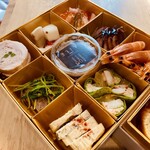 ブラッスリー エール - 奥からズワイガニ白ワイン蒸しと百合根ピューレ、大カブピクルスとタコペペロンチーノマリネ、鴨蜂蜜焼き、鶏ガランティーヌ、イベリコ豚リエット、謎ウマ海老、国産牛すじゼリー寄せ、謎ウマ巻き、お魚テリーヌ。