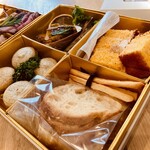 ブラッスリー エール - 奥から肝のフランと鮑、フォアグラ金柑マカロン、キャロットケーキ、グリッシーニとリエット用カナッペ。