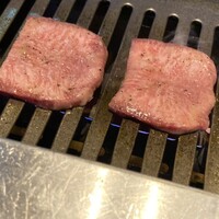 焼肉うしごろ 銀座並木通り店 - 厚切り塩たんは焼くと…