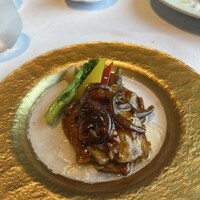 中国飯店 春秋 - 本来は赤唐辛子の豚料理でしたが、アレルギー対応で、オイスターソースにかわってました。添えてあるお野菜もめちゃくちゃ甘味を感じて美味しかったです