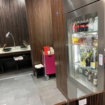 Japan Airlines First Class Lounge - カウンター(ここでスタッフにオーダーします)