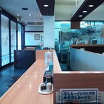 Asakusa Ramen - コの字型カウンター席からボックス席、厨房方向（H26.5.19撮影）