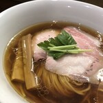 らあめん サンド - 鶏脂輝く醤油の香りのスープが優しくて美味しい！キレイに畳まれた麺が美味しい！