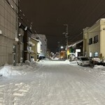 独酌　三四郎 - 店舗近く