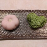 御菓子処 さゝま - 私は緑のハート頂きました　こちらも可愛くて食べるの勿体ないなぁって思いながら美味しく頂きました♪