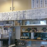 松翁 - 【最新】店内の張りメニュー、右側奥が調理場