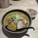 ラーメン 郷 - これぞ純すみ系のビジュアル