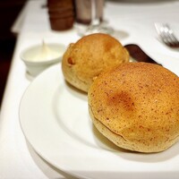 ベンジャミンステーキハウス 六本木 - 胚芽パンとクルミ胚芽パン