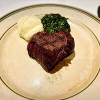 ベンジャミンステーキハウス 六本木 - USDAプライムビーフ フィレミニョンステーキ（120g）、マッシュポテトとクリームレスクリームドスピナッチ