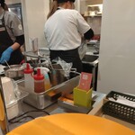 くだものかふぇ - 店員さん、ゴリゴリ調理中。