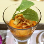 トゥ・ラ・ジョア - 野菜の一皿　（黒毛和牛の脛肉スープと雪下人参のピューレ　フライドオニオン添え）　(2014/05)