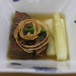 トゥ・ラ・ジョア - 牛舌とホワイトアスパラガスの炊き合せ　(2014/05)