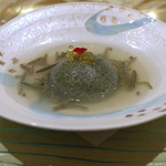 トゥ・ラ・ジョア - 蓬と帆立貝柱のムース　イワナの卵のせ　(2014/05)