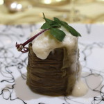 トゥ・ラ・ジョア - 信州アップルビーフの和風仕立て　花山葵のソースと粉醤油と共に　(2014/05)