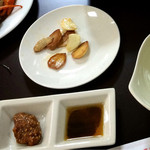 ミミヤ - 初めにニンニクを焼いてくれました。
                                塩入りのごま油に付けて食べるとGOOD