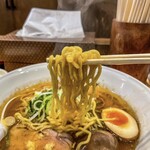 あさひ町内会 - 麺は札幌ラーメンらしい黄色い縮れ中太麺で茹で加減は硬め、激ウマスープとしっかり対峙してました！