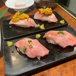 彩伽亭 - 牛トロ肉寿司（奥は雲丹乗せ）