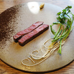 スパイスカフェ - 2024年クリスマスランチコース(7000円)のはなが和牛あか牛ロースト キトゥルハニー入りマスタードとセリ