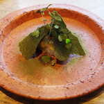 スパイスカフェ - 2024年クリスマスランチコース(7000円)のホタテのお料理。のりのチュイル 玉子味噌 リーキ