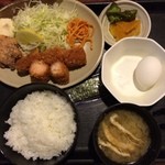 居酒や たけぞう - 久しぶりに三田にやって来ました。今日の居酒屋さんランチはエビカツ定食、カリッと揚がったカツに鳥からにゆで卵も付いて580円、お腹いっぱいです。(^_^)