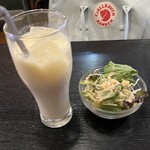 マヤレストラン - オレンジラッシーとサラダ