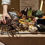 THE HIRAMATSU HOTELS&RESORTS - 食材の紹介
      伊勢海老が元気過ぎ！
      サワラは答志島のタグ付き