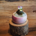 TSUSHIMI - あやめ蕪の擦り流し　フグの白子、麹とオリーブオイル、茎と葉