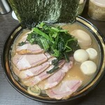 横濱家系ラーメン 勝鬨家 - 勝鬨ラーメンプラスチャーシュー増し海苔増し
