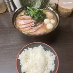 横濱家系ラーメン 勝鬨家 - 中ライス