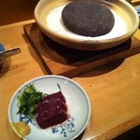 金舌 白金 - 日本一のレバー焼♪後ろの溶岩で中心まで火を通します。