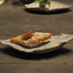 TSUSHIMI - ブーニュ（リヨンの伝統菓子）とルバーブ乗せ