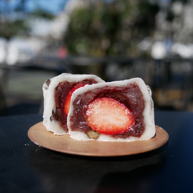 昔ながらの元祖いちご豆大福を味わう。』by chocosara : 和菓子