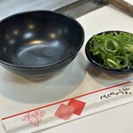 てんしん - 出汁入れと葱