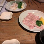 七輪焼肉 楽しいら - ヤゲン軟骨(左)とセセリ(右)