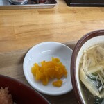 十文字屋 - 漬物も付いてる