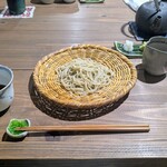 季より - お蕎麦だけは慌ただしく小走りで運んでくるんですよ。香りが飛ばないよう１秒でも早く届けようとしてんじゃないかと予想してます。なので速攻撮影して啜ってます