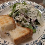 再度山荘 - 炭焼きスペアリブランチセットのパンとサラダ