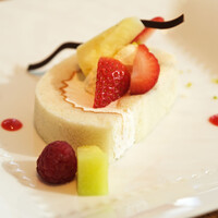 サザンタワーダイニング - ランチコース 3780円 のチーズケーキのロール仕立て 苺添え