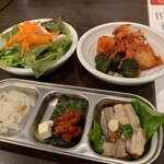 コリアンダイニング 李朝園 - 前菜３種、蒸し鶏の塩チョレギサラダ、キムチ盛り合わせ