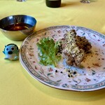 長江SORAE - 鶏手羽旨煮揚げココナッツ風味
      奥のフィンガーボールには中国茶