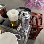 ミルキー鉄男のかき小屋 - 自販機の缶ビールはアサヒスーパードライの500ml缶