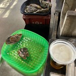ミルキー鉄男のかき小屋 - 奥:かき小町(4個)
手前:殻付き牡蠣(2/8個)