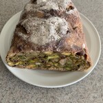 ラトリエ ドゥ プレジール - ピスタチオペースト、8種のナッツ、いよかんピールと香辛料を入れたアミティエ