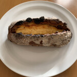 ラトリエ ドゥ プレジール - パン・オ・ノワ・エ・レザン・オ・フロマージュ