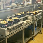 糸庄 - 一気に作るスタイル。お客さんほとんどが味噌煮込みうどんを食べるからできるスタイルかもしれません。