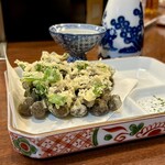 どぜう・四季料理 やぶや - むかごかき揚げ（¥640税込）
      サクッと軽くて薄い衣、むかごはホクホクっとして美味しいし、一緒に揚げられている三つ葉、これがまた爽やかでいいアクセント(*´ω`*)